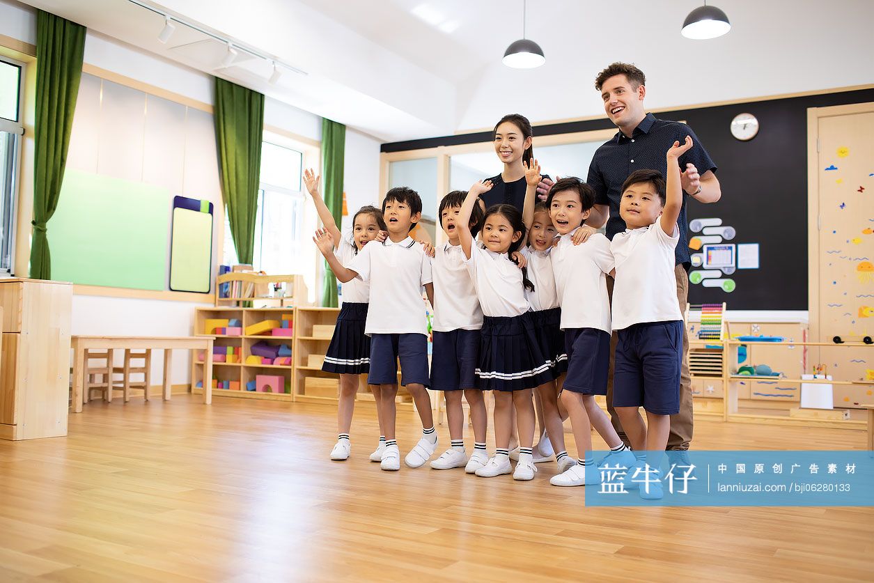 幼儿园老师和孩子在教室里
