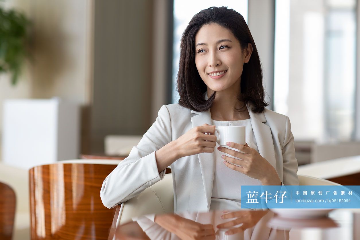 自信的商务女士喝咖啡