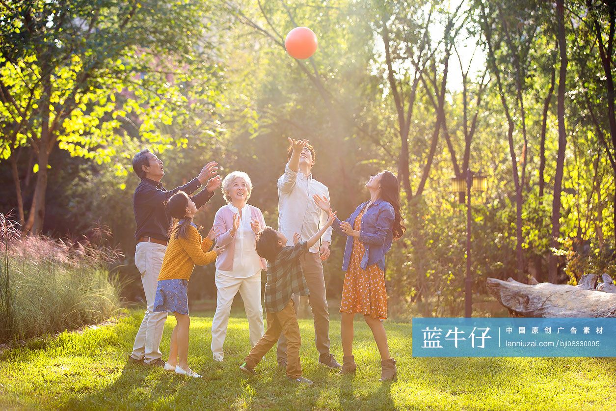 快乐的家庭在公园一起玩耍