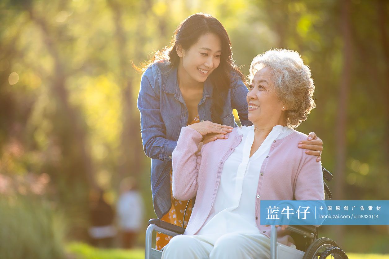 快乐的母女俩在公园聊天
