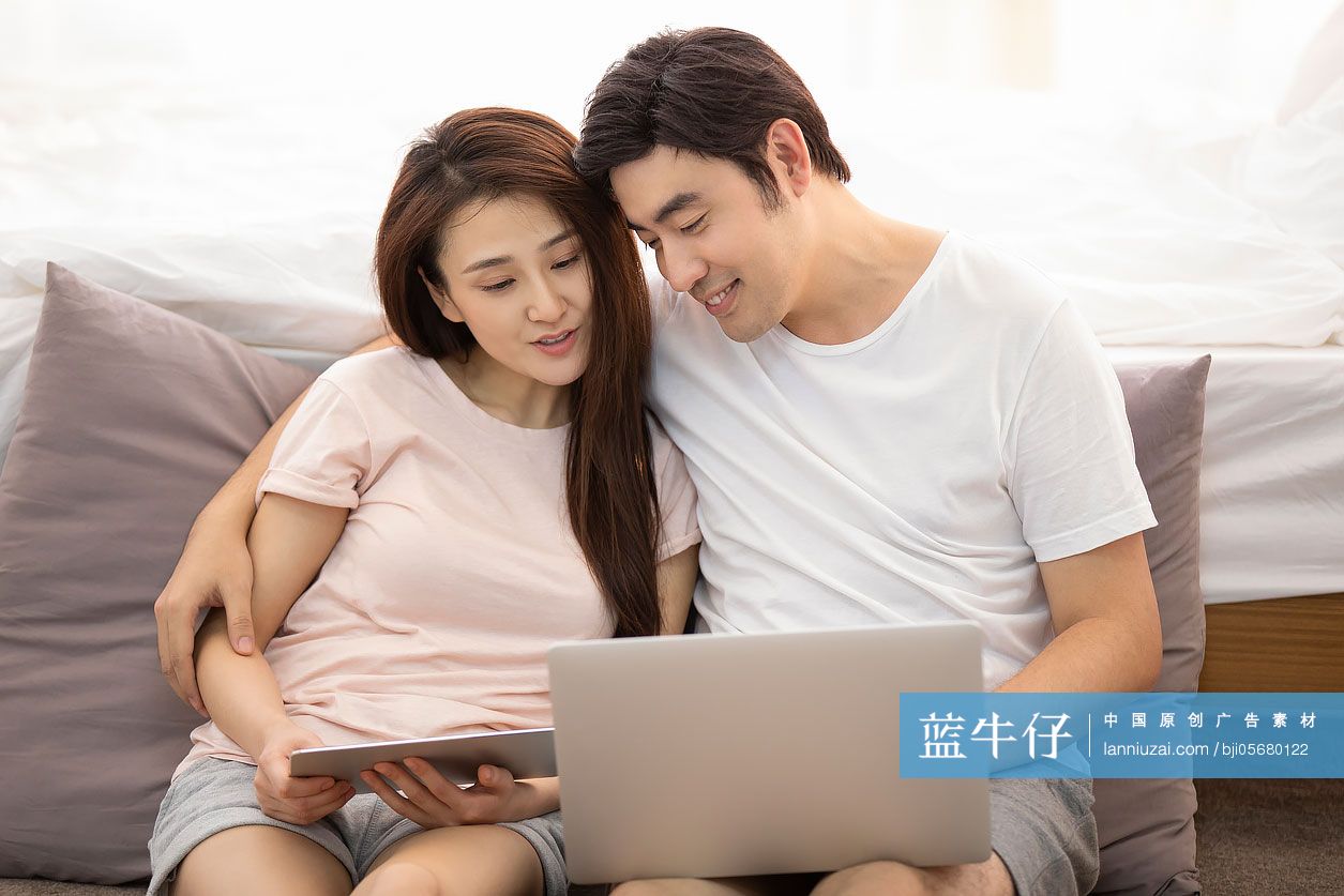 快乐的年轻情侣在卧室共享美好时光-蓝牛仔影像-中国原创广告影像素材