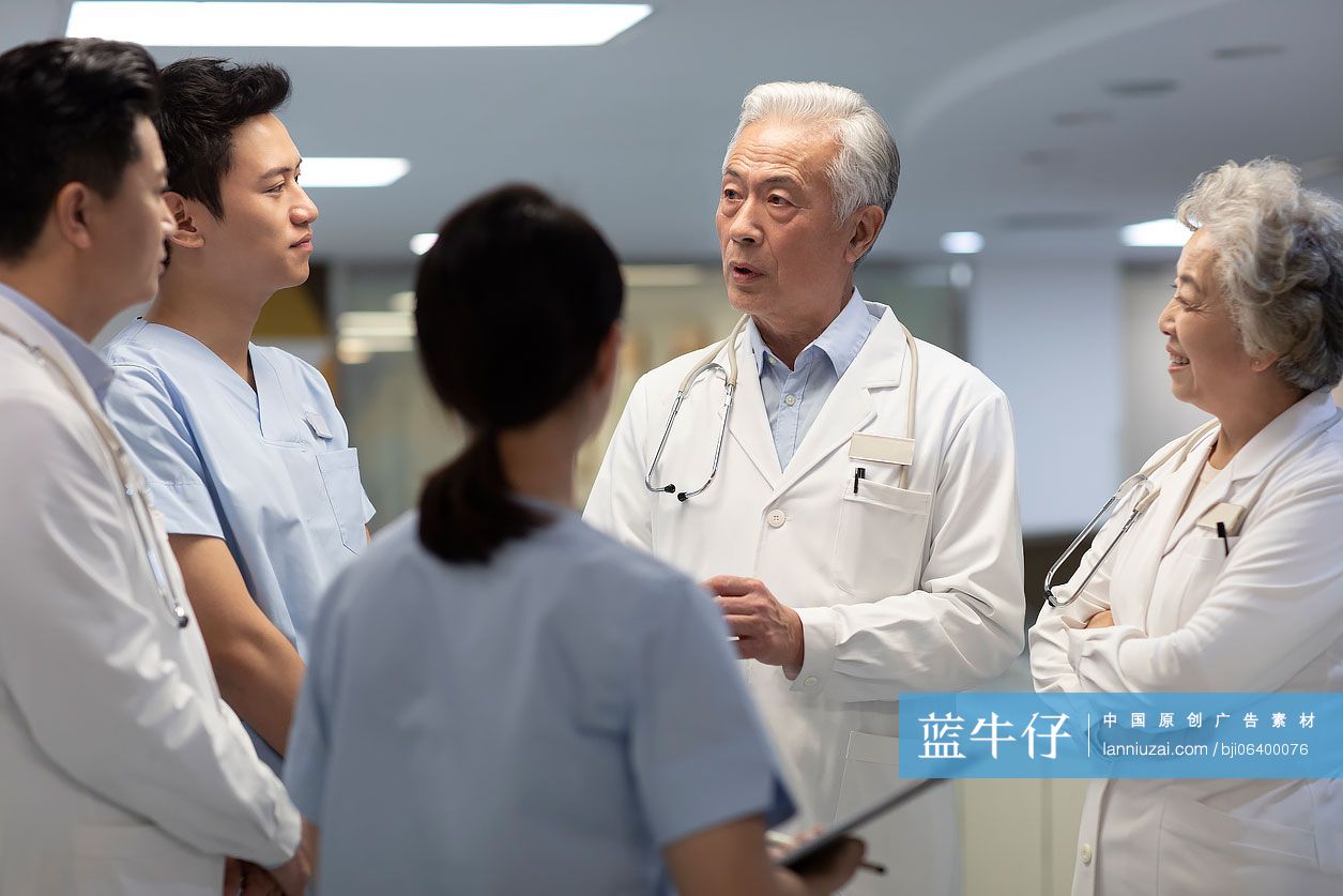 医生们在医院走廊里谈话
