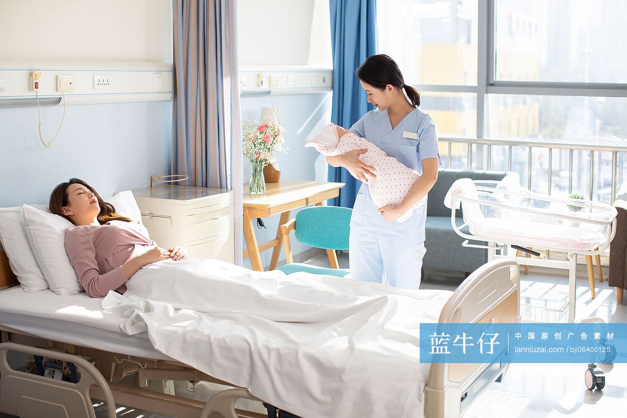 护士帮助新手妈妈照顾婴儿