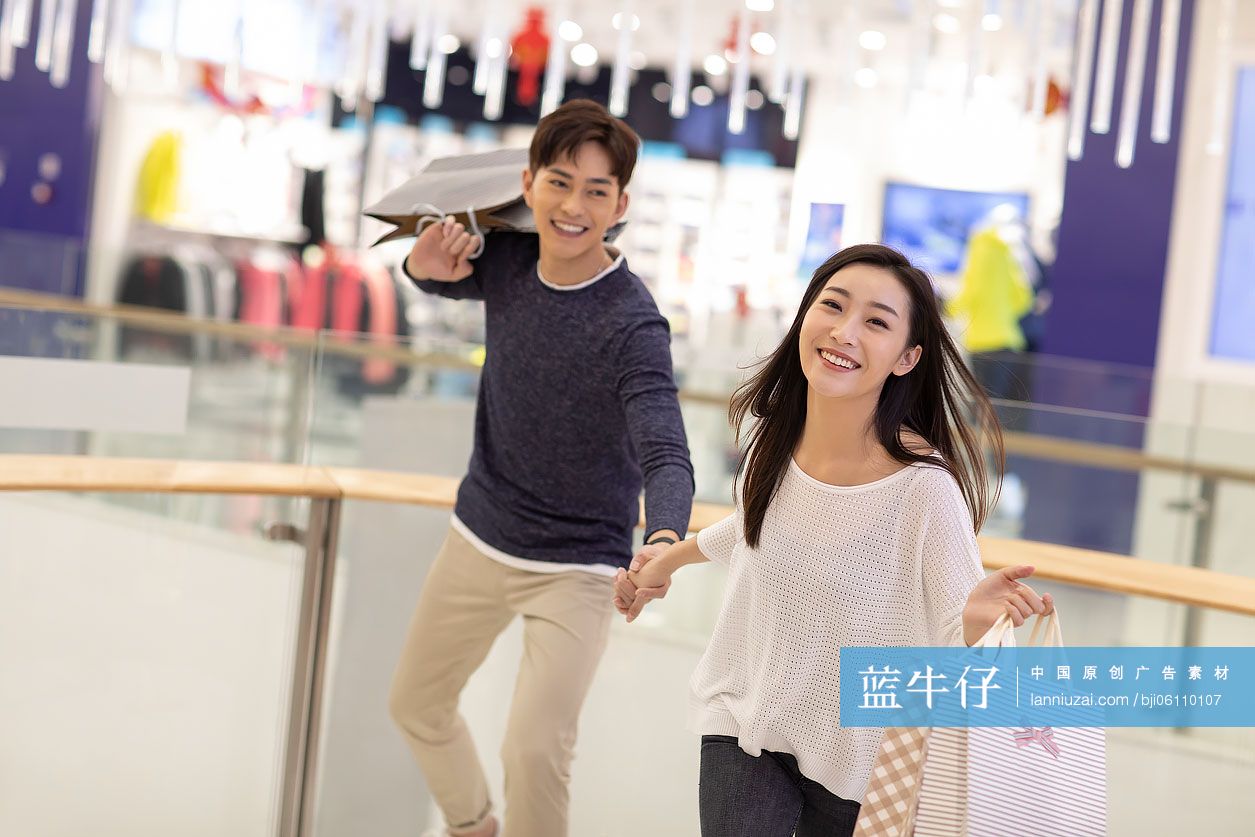快乐的年轻情侣在商场购物