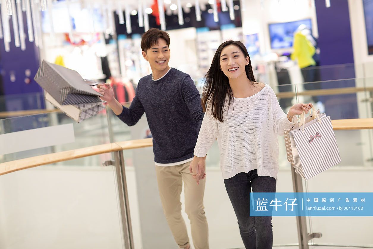 快乐的年轻情侣在商场购物
