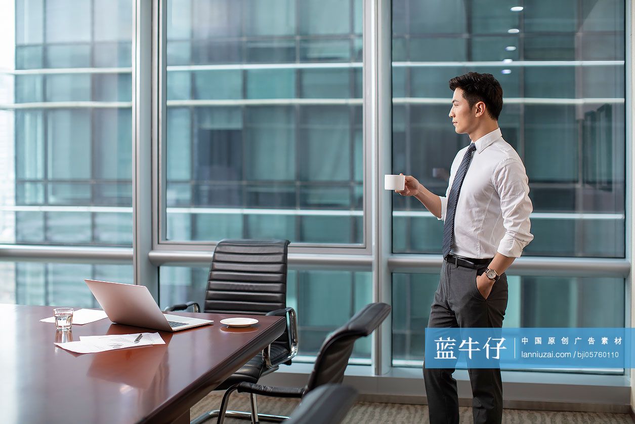 自信的商务男士喝咖啡