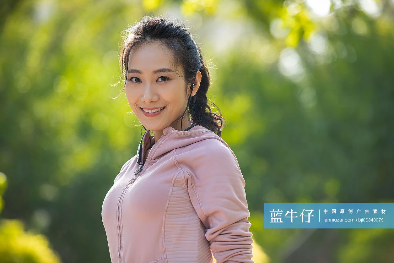 年轻女士戴着耳机听音乐