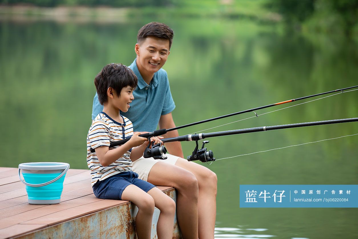 快乐父子在河边钓鱼