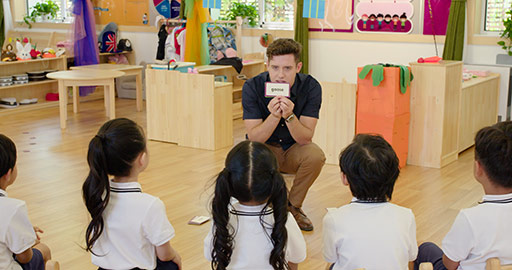 Foreign teacher teaching children English in classroom,4K
