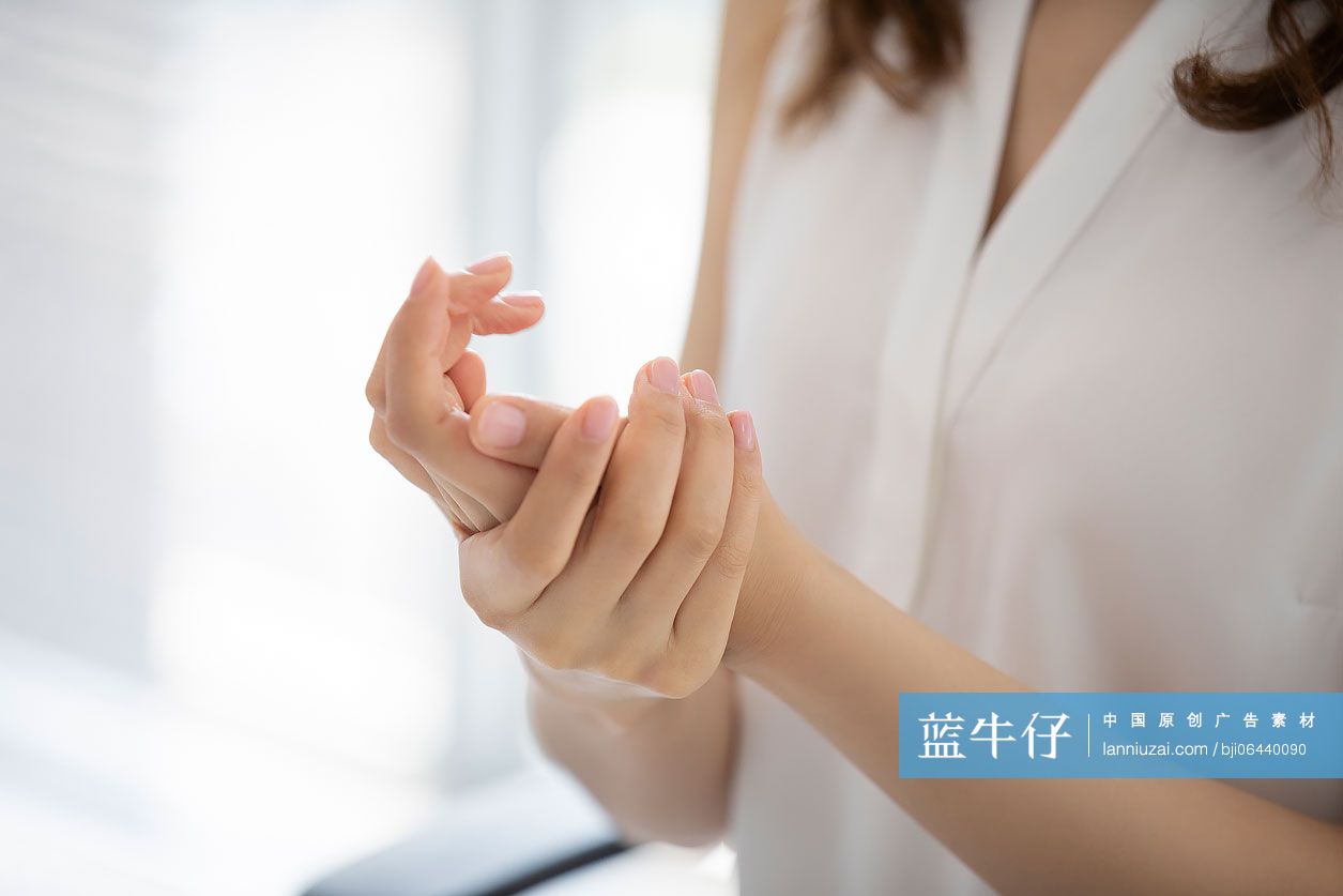 年轻的商务女士在办公室使用免洗洗手液