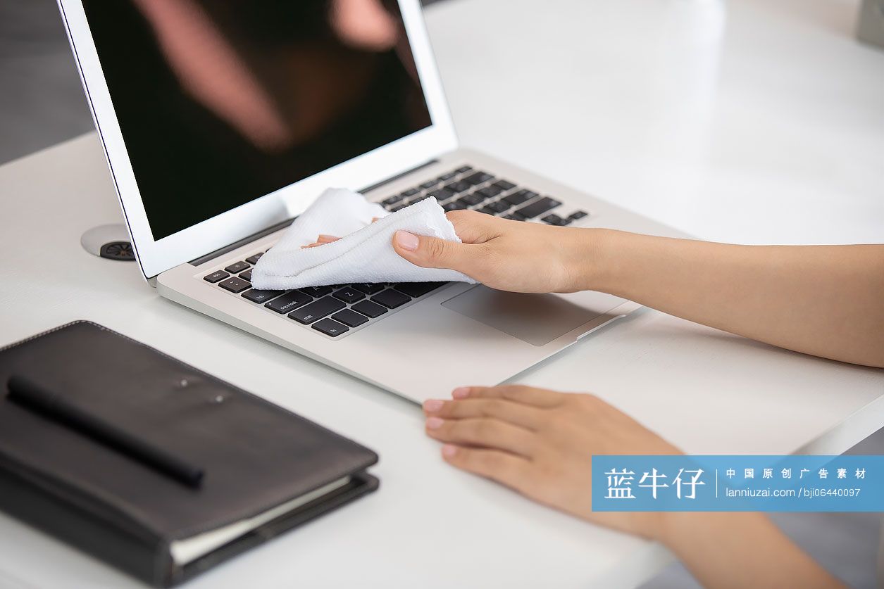 年轻的商务女士在办公室使用消毒液杀菌消毒