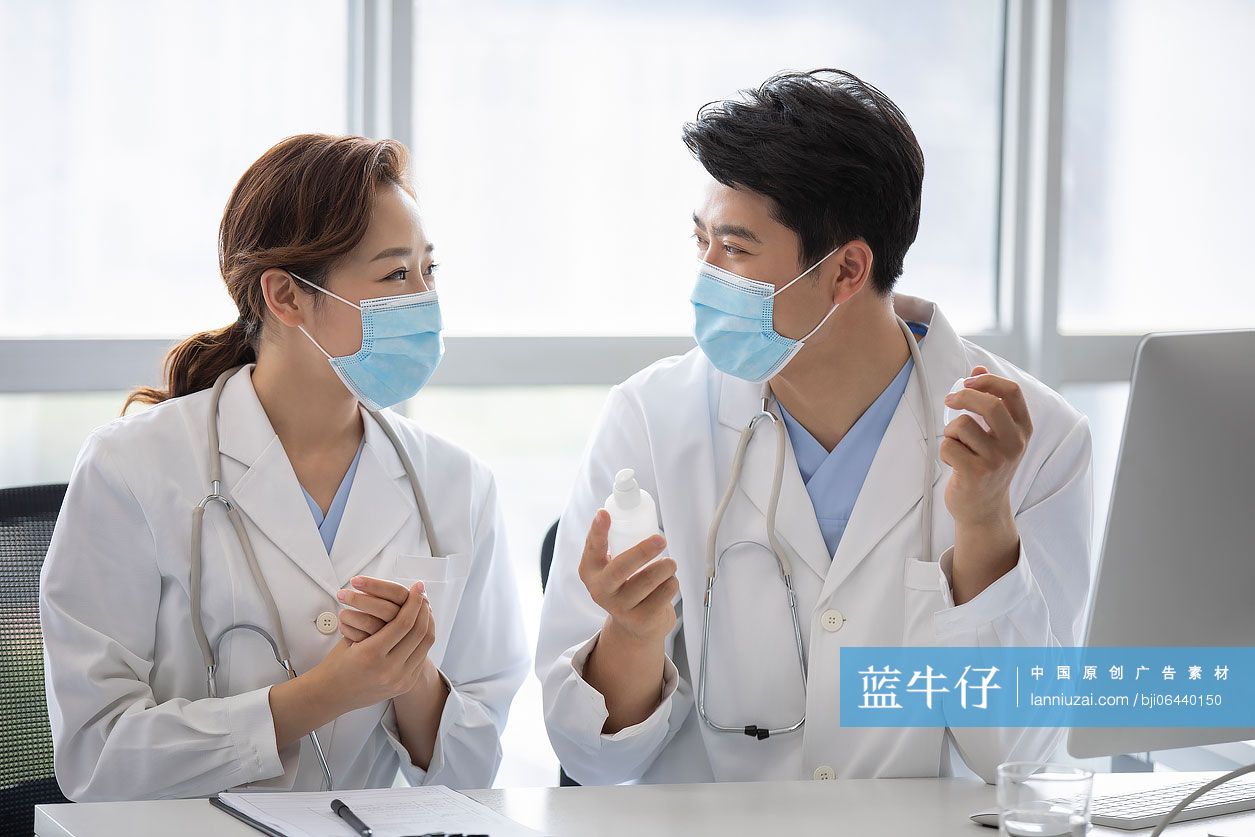 年轻医生在办公室使用免洗洗手液