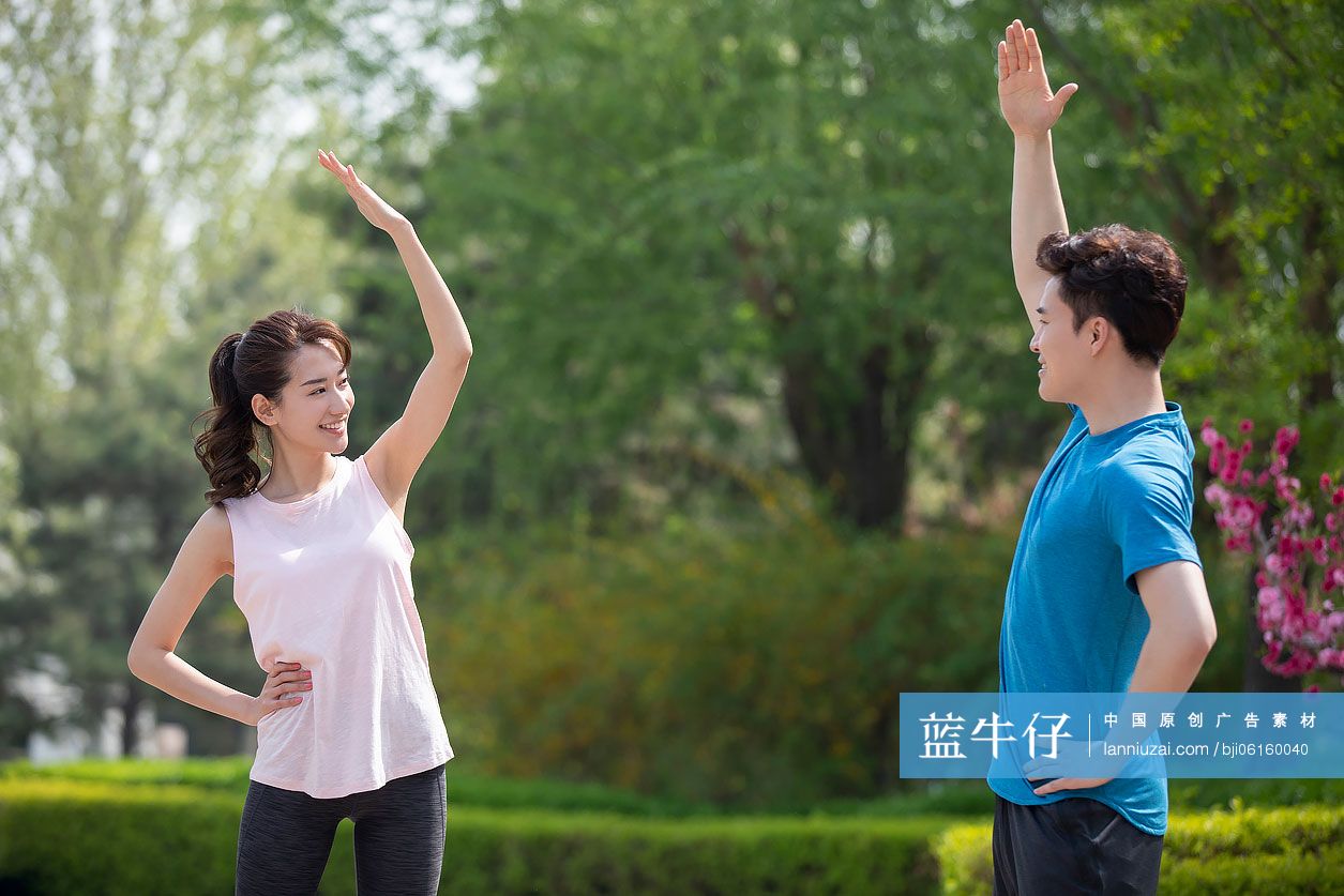 快乐的年轻情侣在公园健身