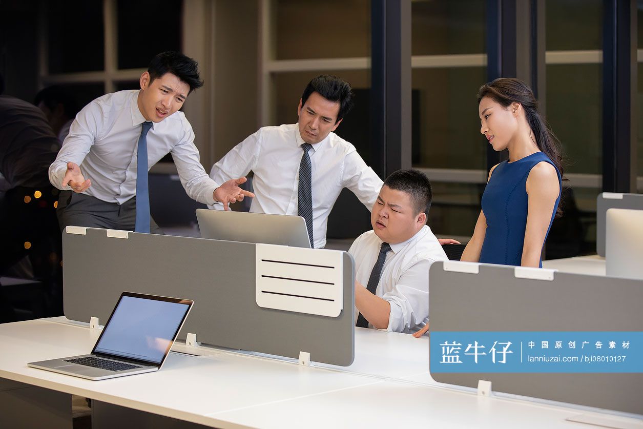 商务人士在办公室加班