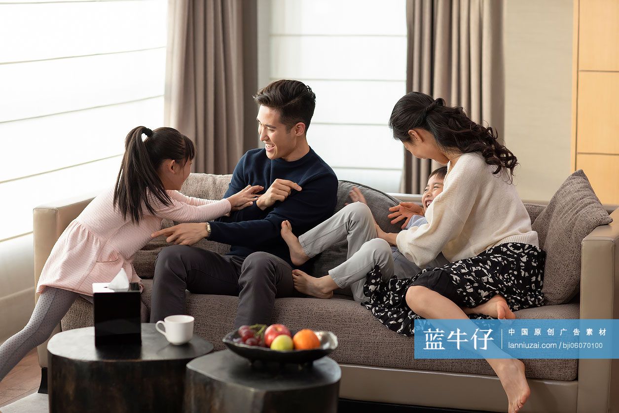 快乐的年轻家庭在客厅玩耍