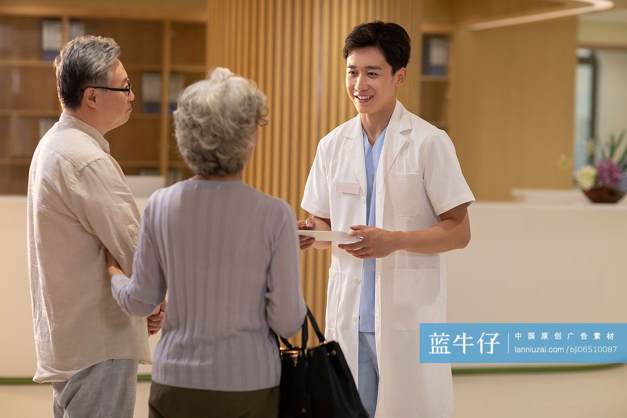 医生与老年夫妇在走廊里交谈