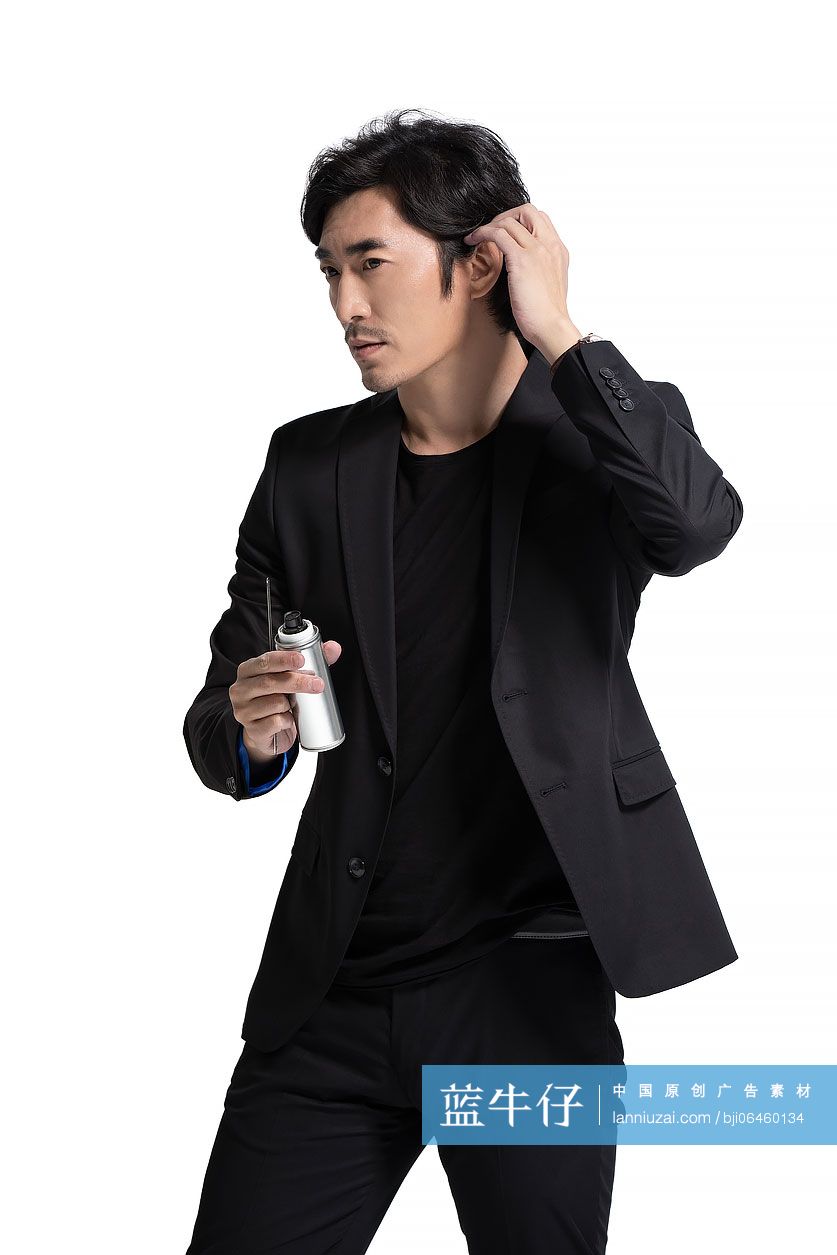 时尚中年男子整理发型