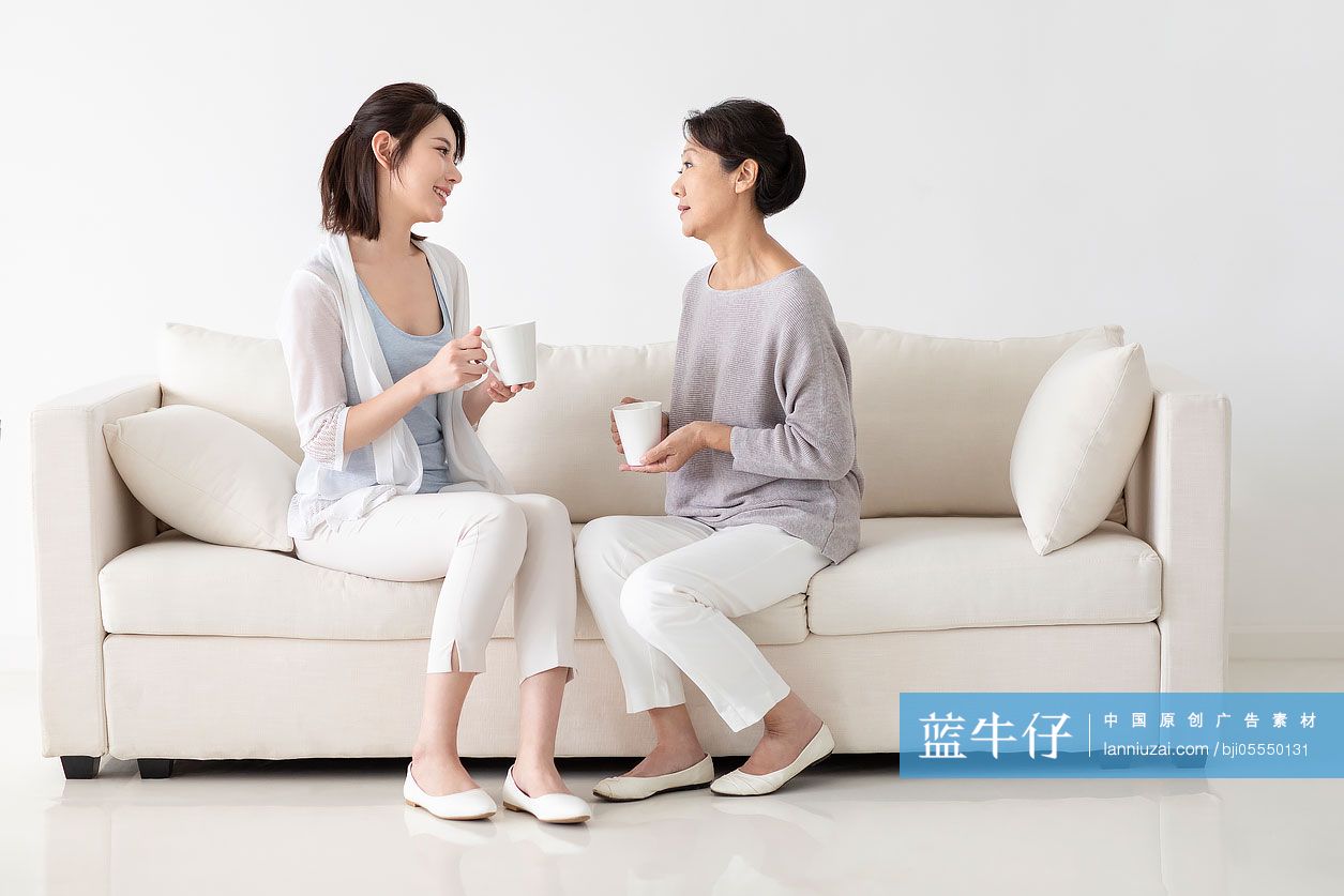 开心的母女俩坐在沙发上聊天