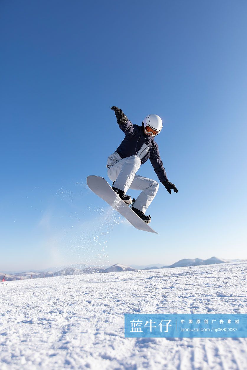 年轻男子户外滑雪
