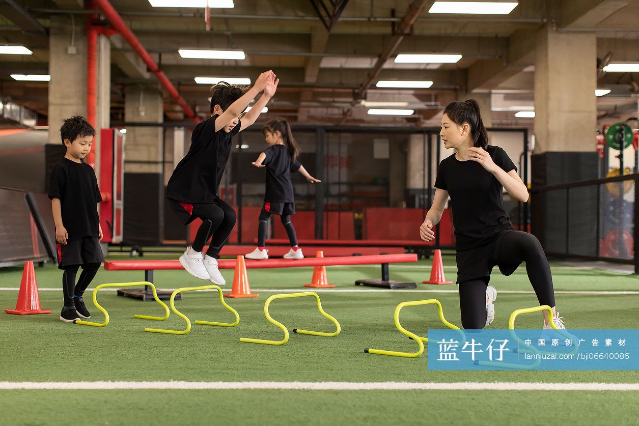 儿童在教练的指导下进行体能训练