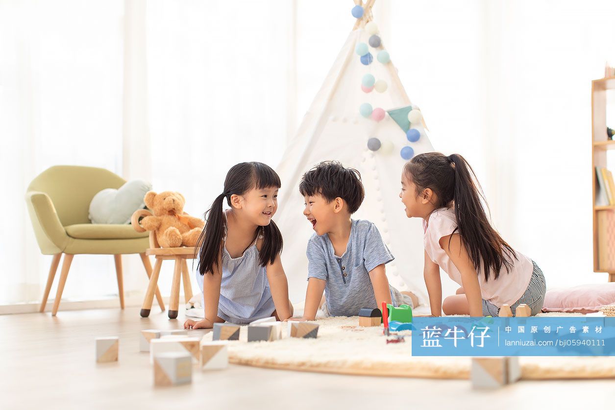 三个小朋友在客厅玩耍