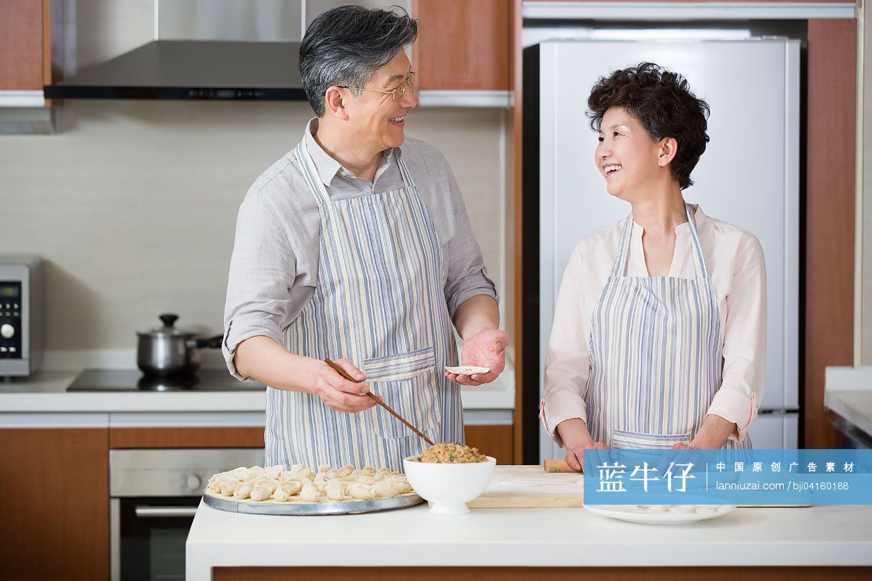 老年夫妇包饺子