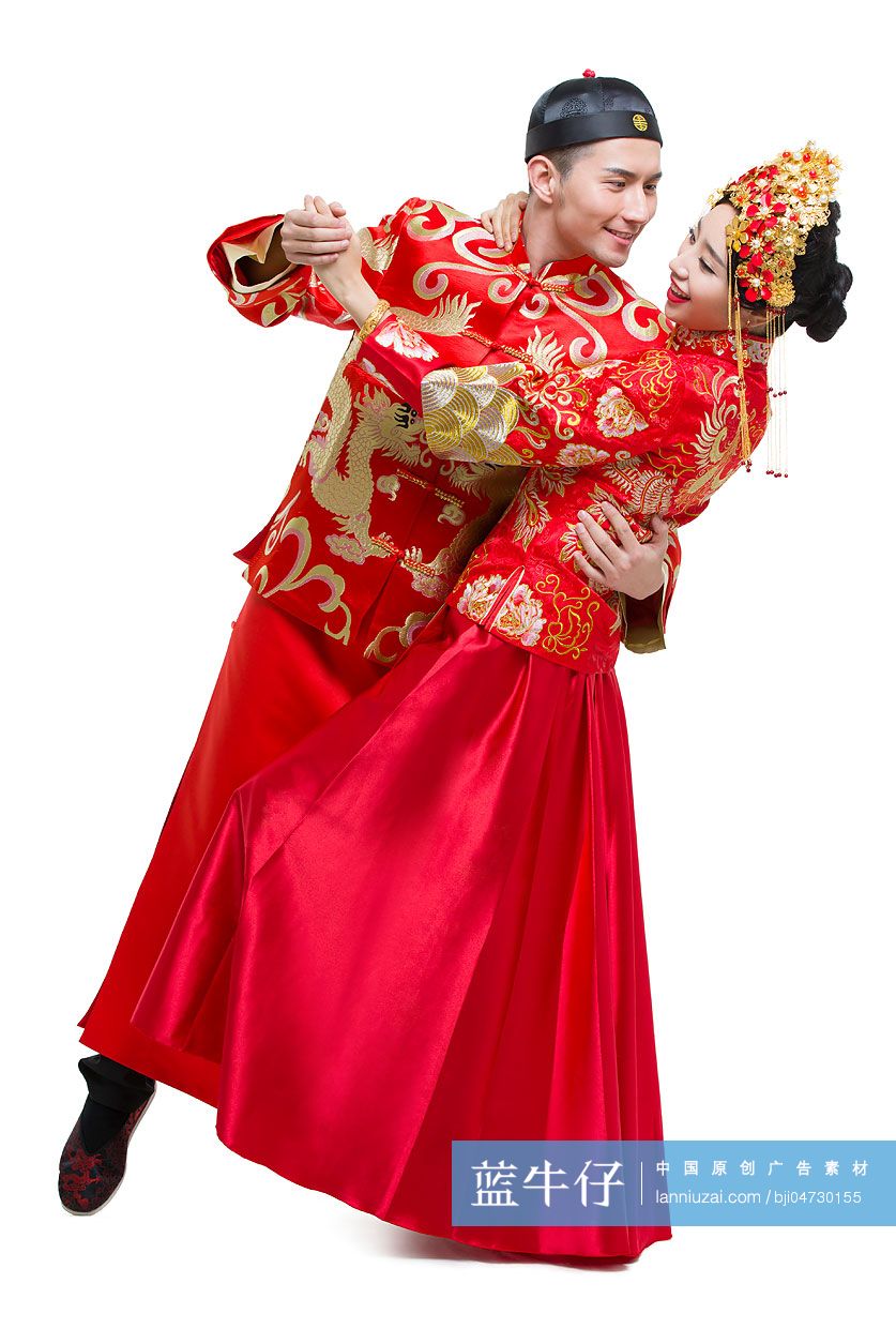 穿中式古装结婚礼服的新娘和新郎跳舞