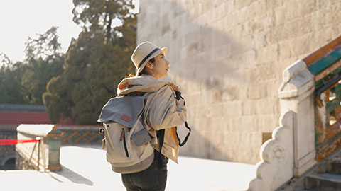 年轻女子在颐和园旅游