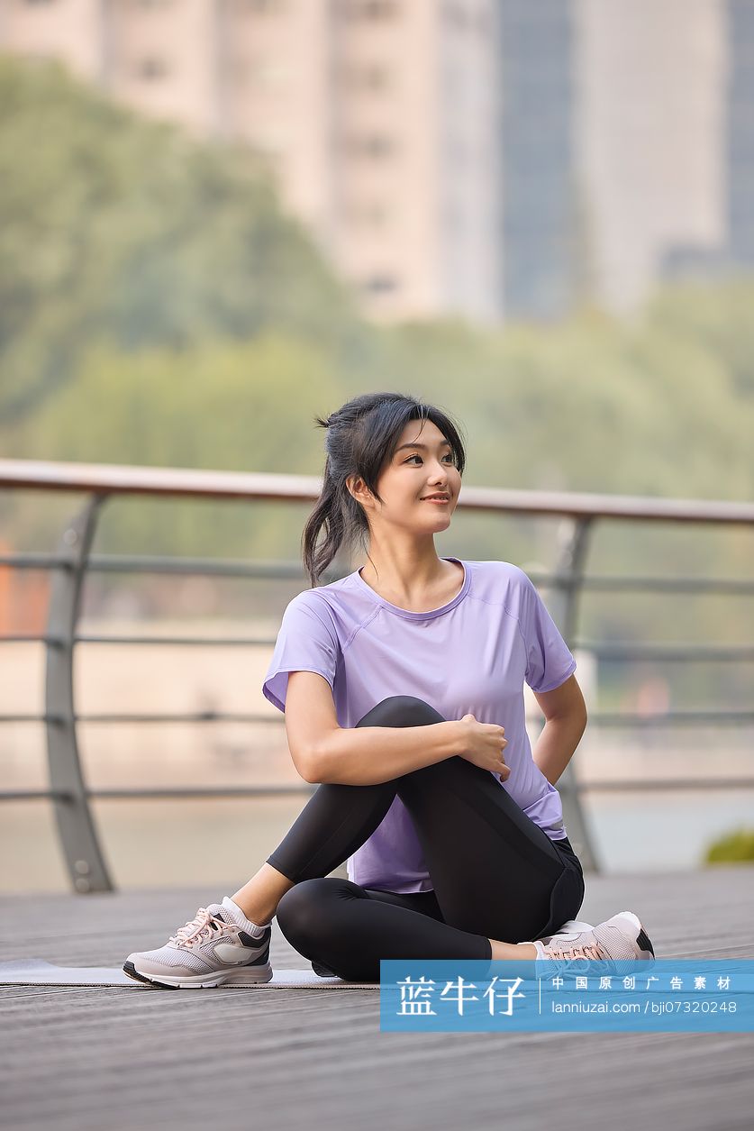 开心的年轻女性锻炼身体