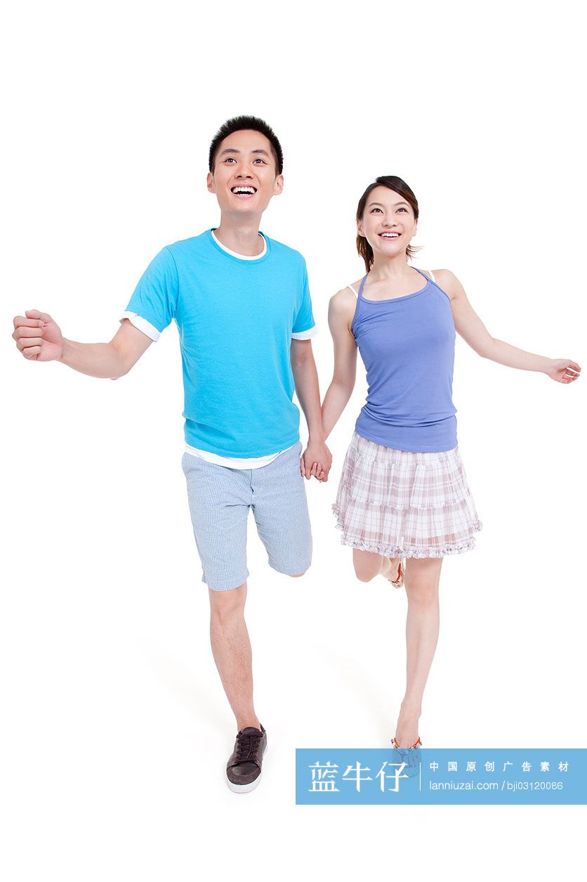 快乐年轻情侣牵手跑