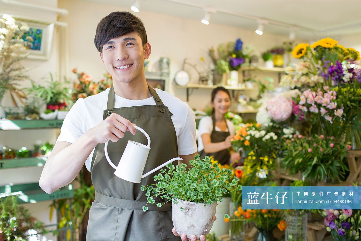 花店老板给植物浇水