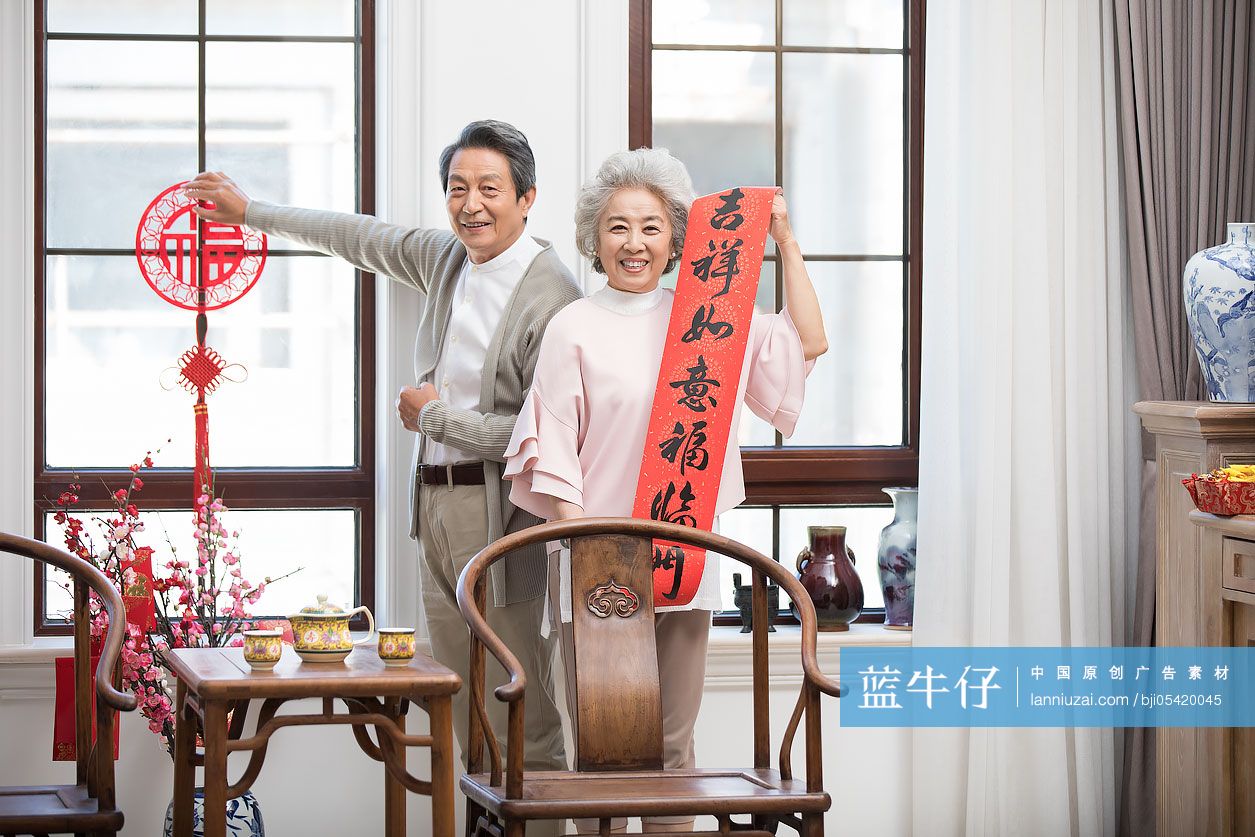 快乐的老年夫妇在家布置新年装饰-蓝牛仔影像-中国原创广告影像素材