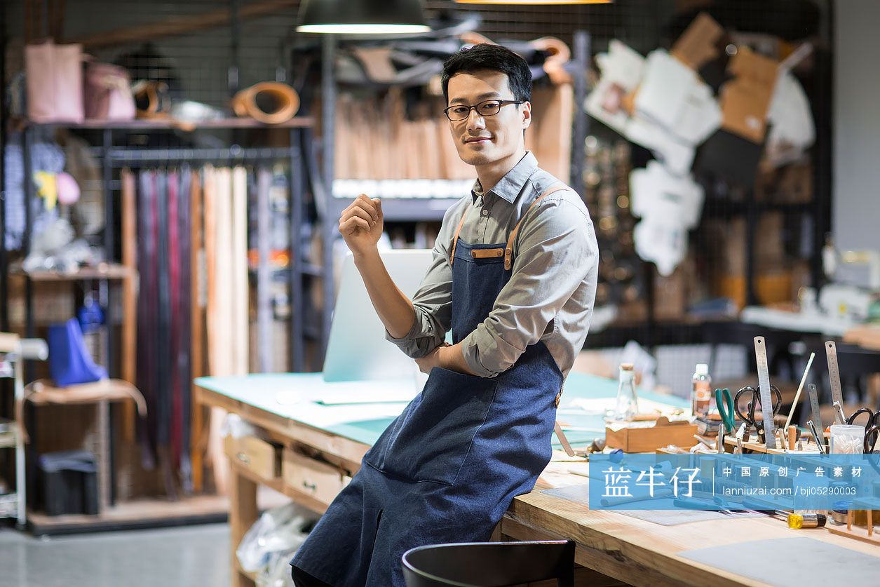 自信的手工皮具匠人