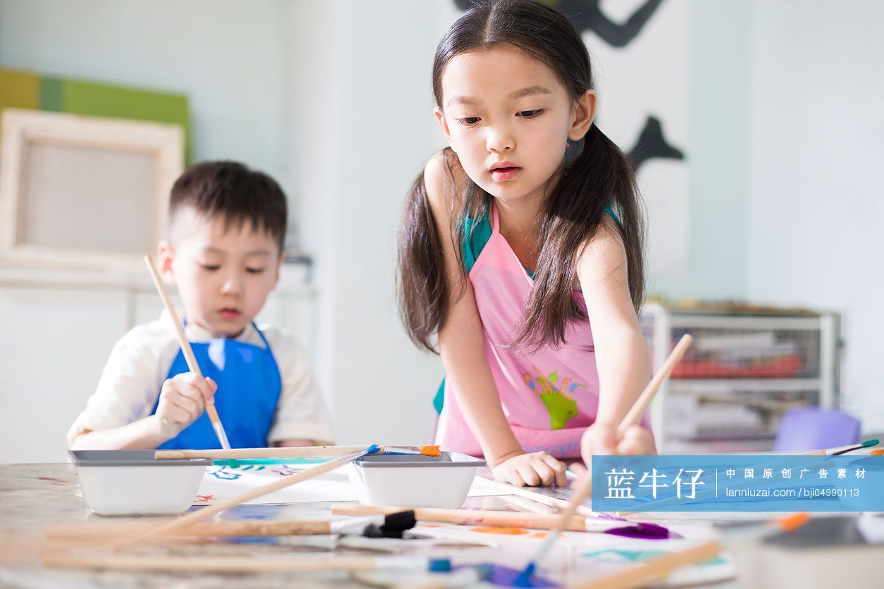 小朋友们上美术课