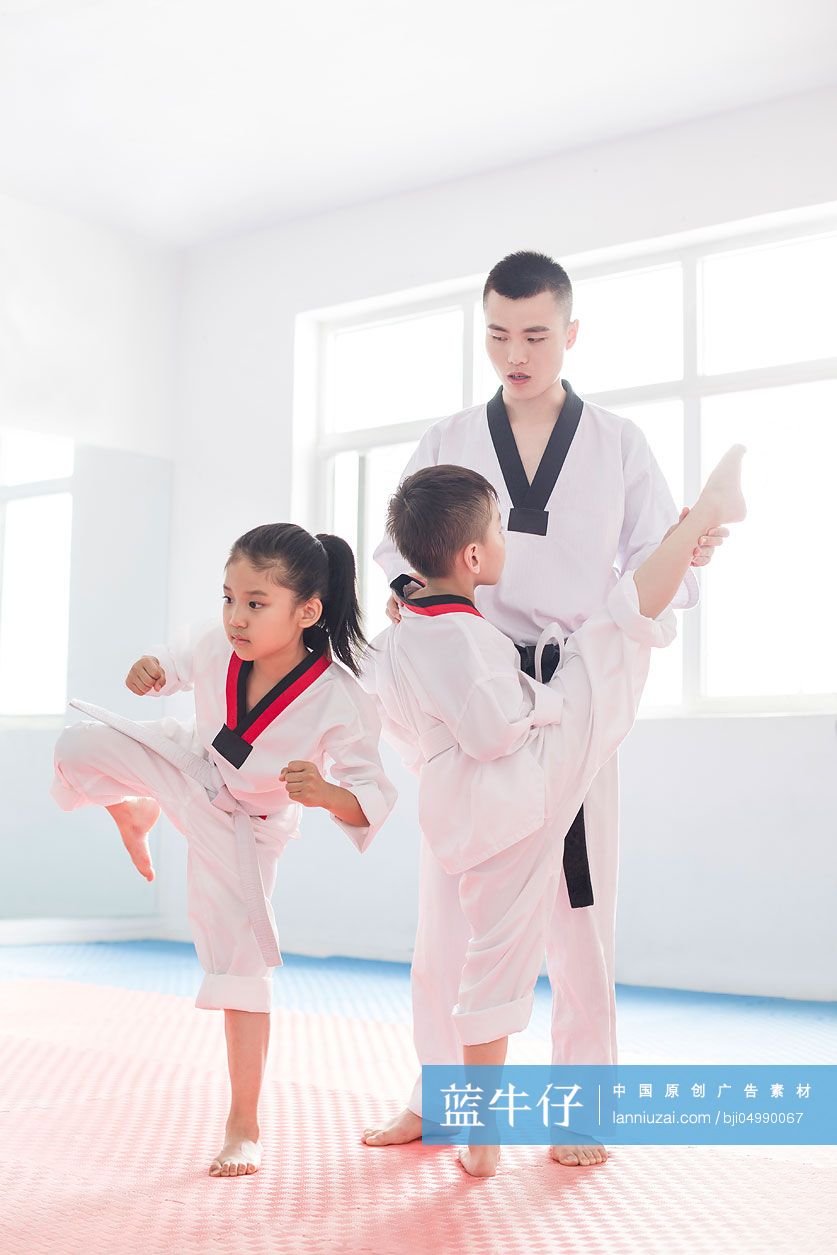 年轻教练教儿童跆拳道