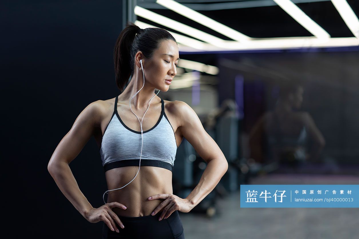 年轻女士在健身房健身