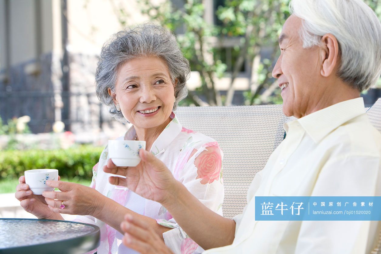 东方老年夫妇喝茶聊天