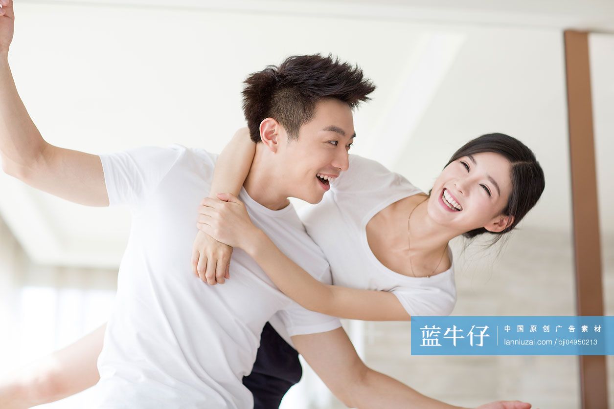 快乐的年轻夫妇在家放松-蓝牛仔影像-中国原创广告影像素材