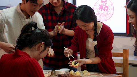 年轻朋友们自制月饼庆祝节日
