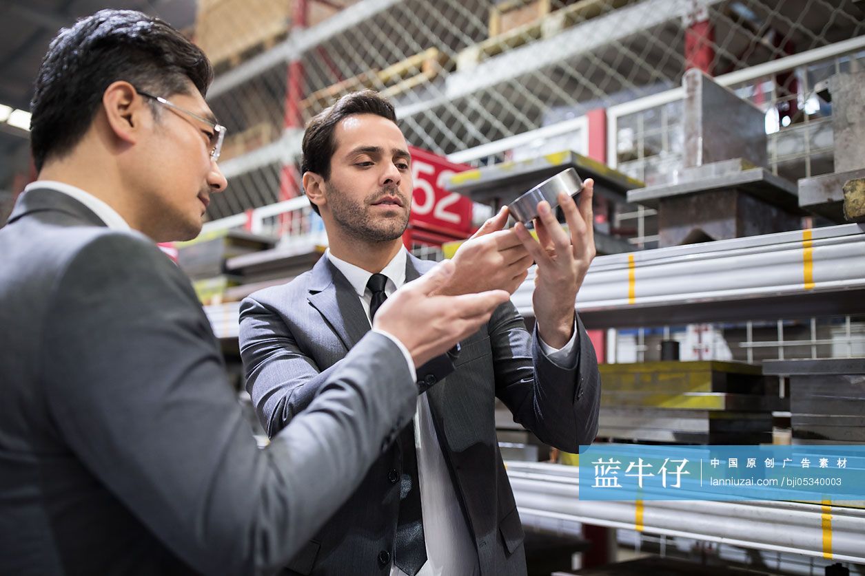 商务人士和工程师在工厂视察