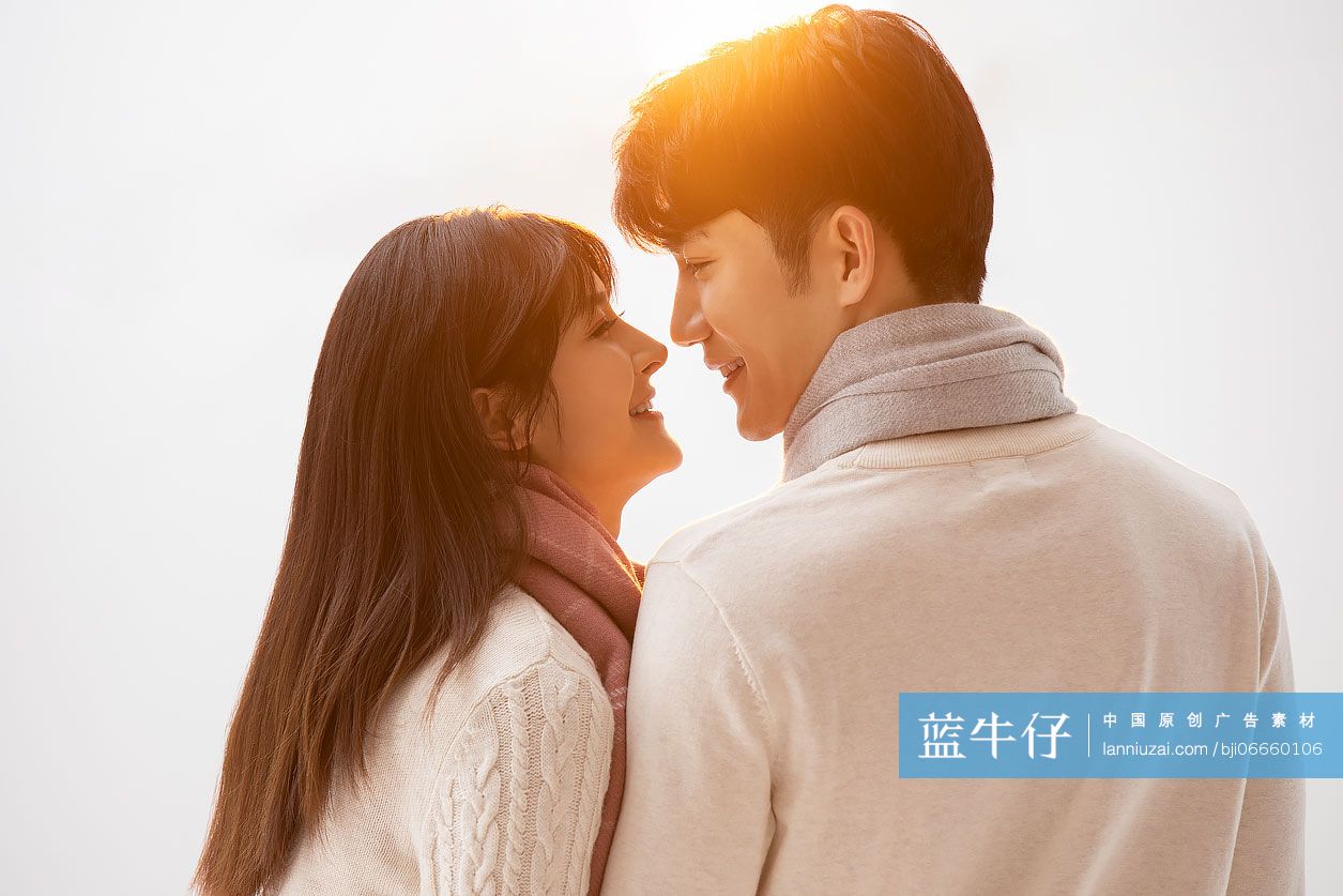 甜蜜的年轻情侣-蓝牛仔影像-中国原创广告影像素材