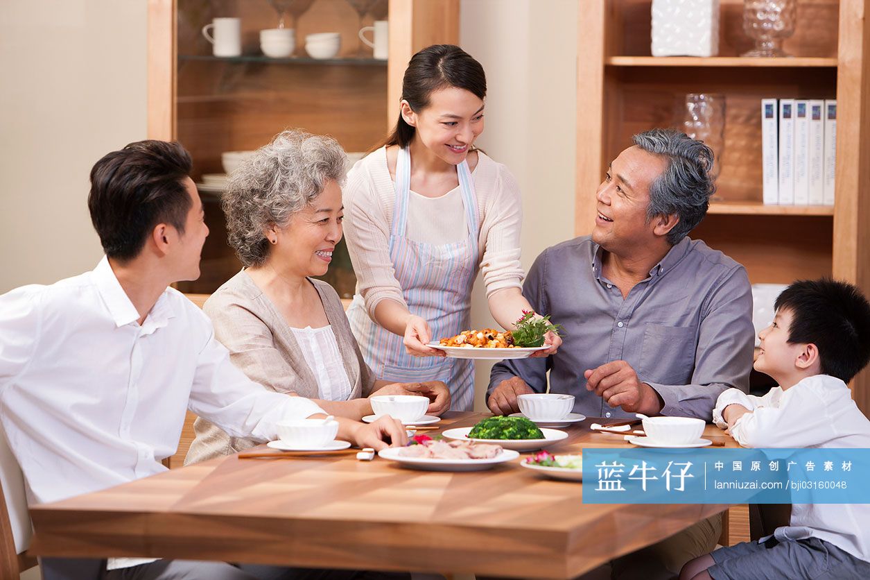 年轻女性为全家人端菜