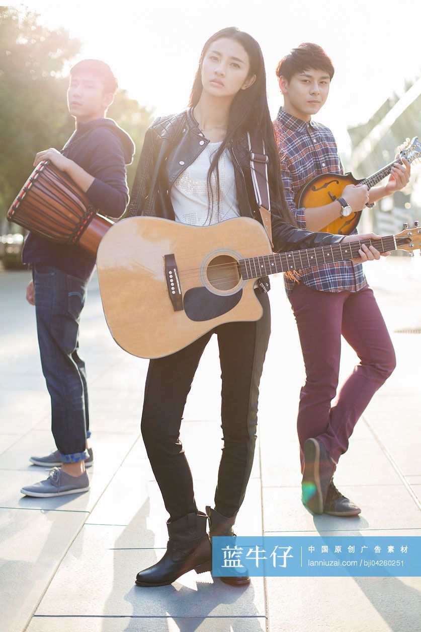 年轻人在街边演奏音乐