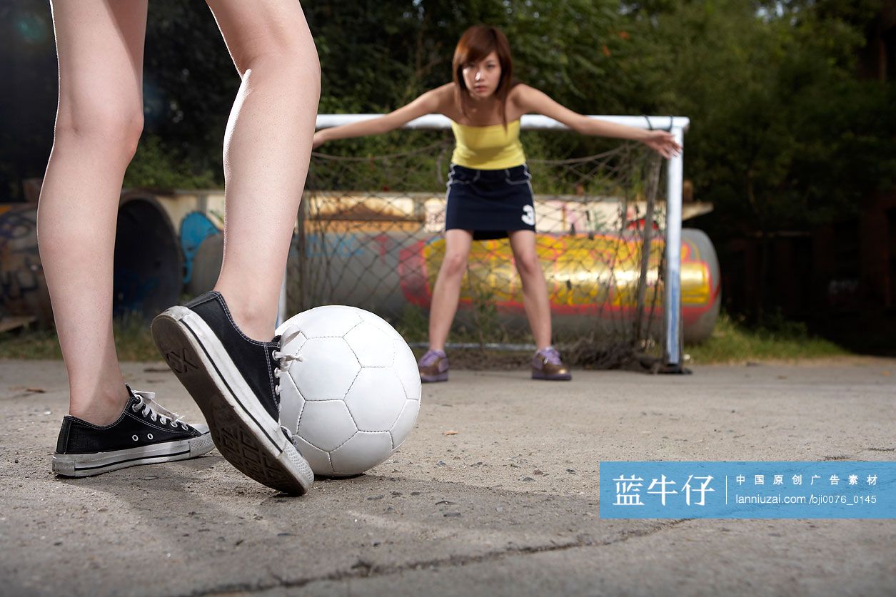 女孩踢足球