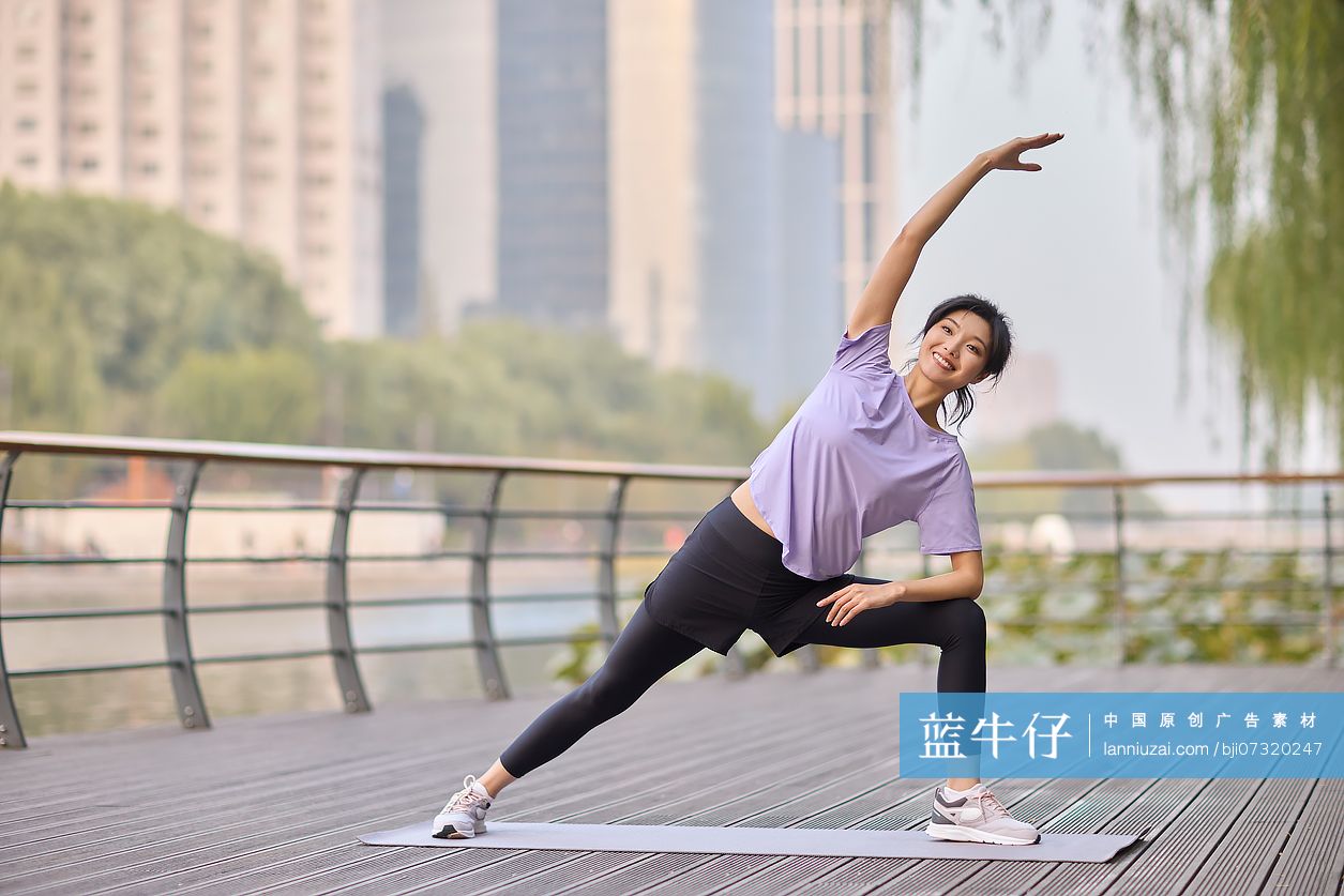 开心的年轻女性锻炼身体