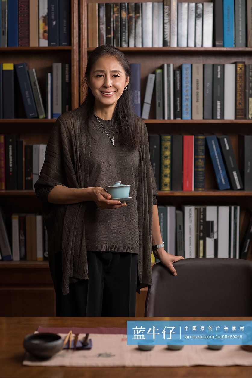 优雅的中年女士在书房喝茶