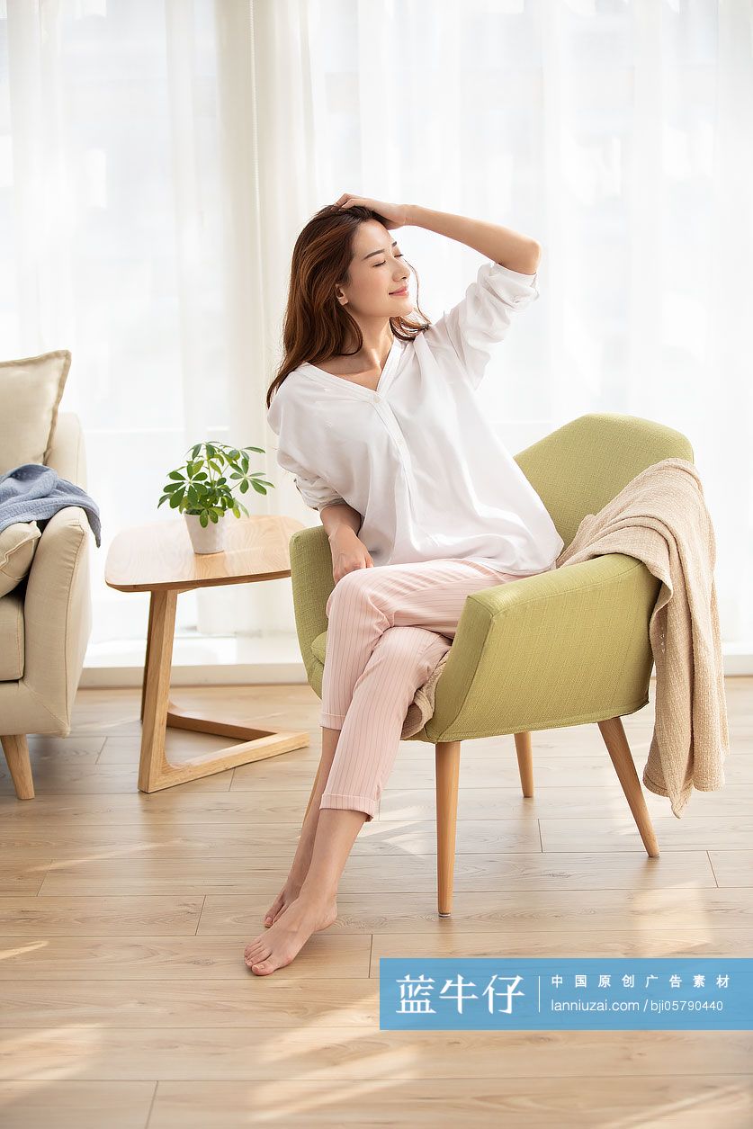 年轻女士在家休息