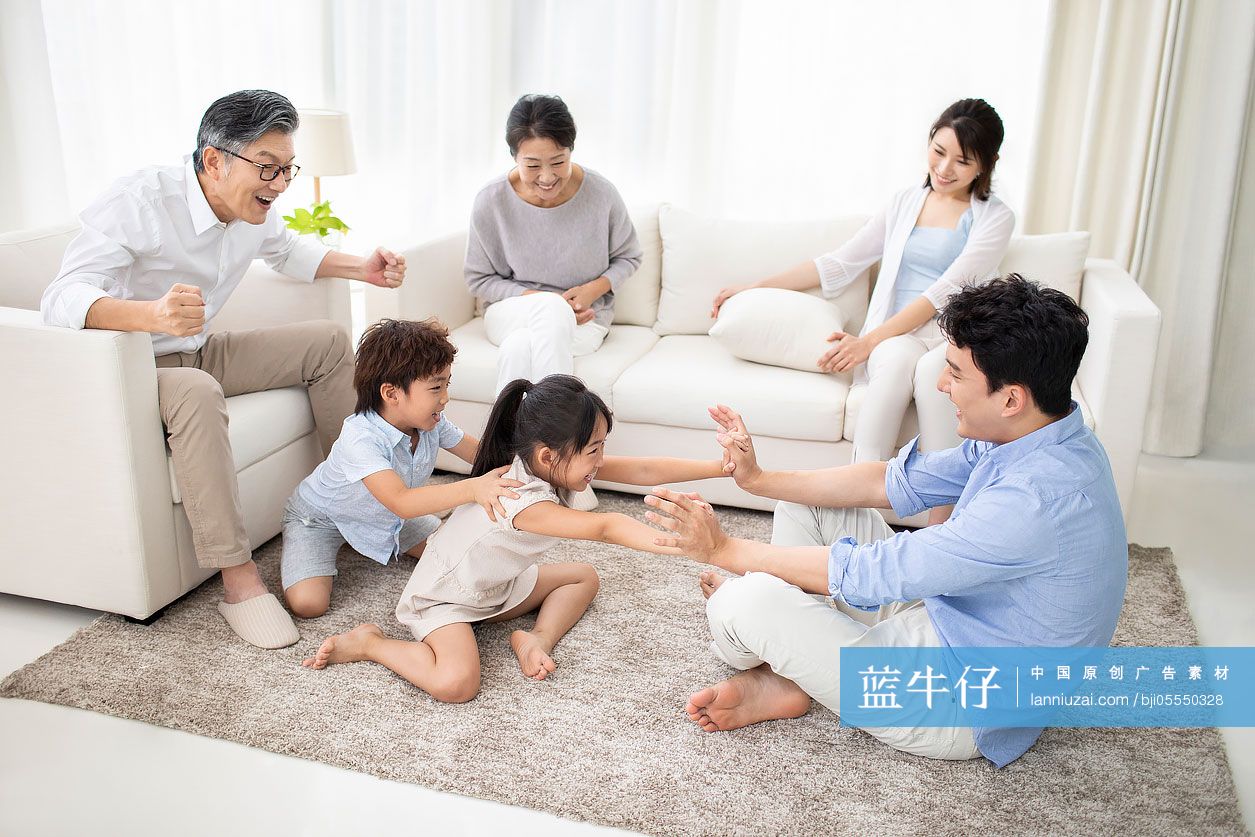 开心的一家人在客厅玩闹