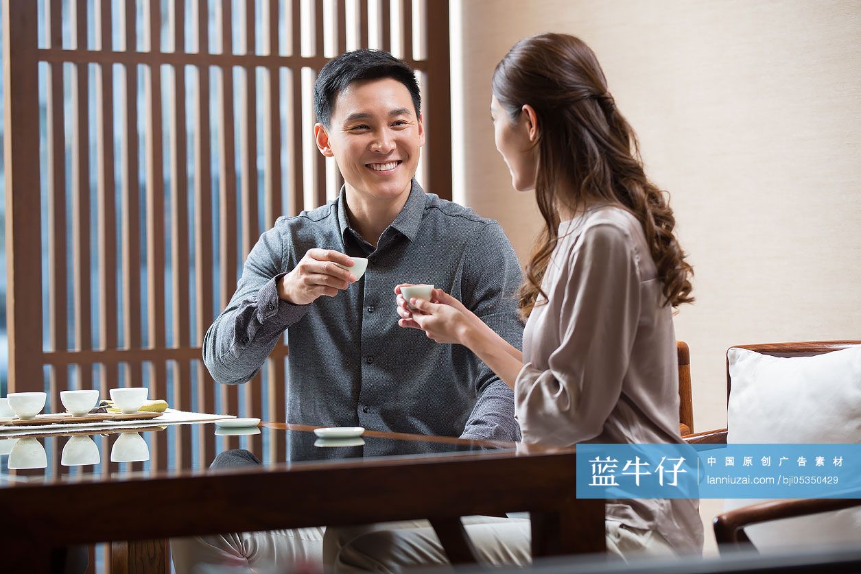 开心的夫妇在一起品茶-蓝牛仔影像-中国原创广告影像素材