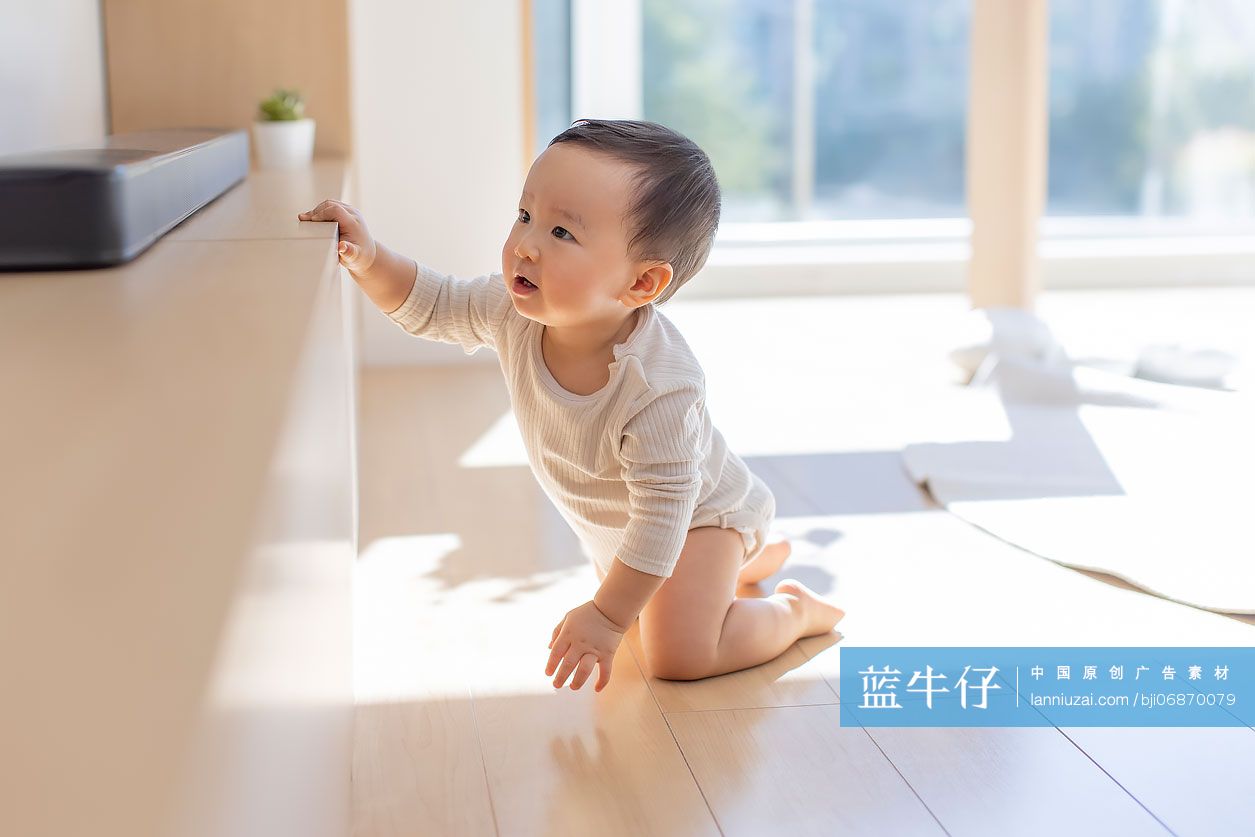 可爱的宝宝在家玩耍